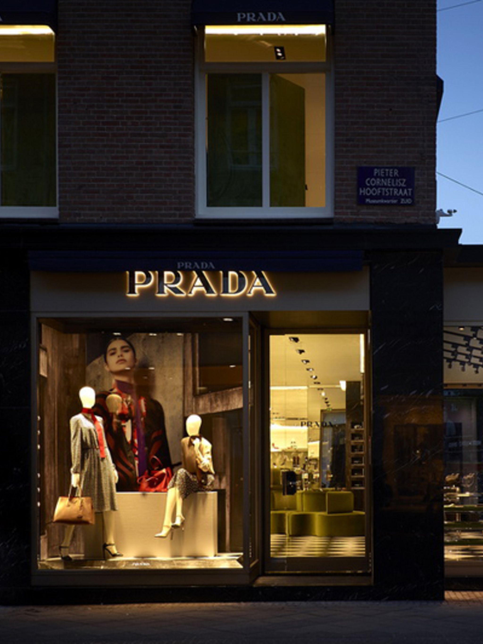 Veranderlijk Bewonderenswaardig kofferbak De eerste Prada-winkel in Amsterdam is geopend!
