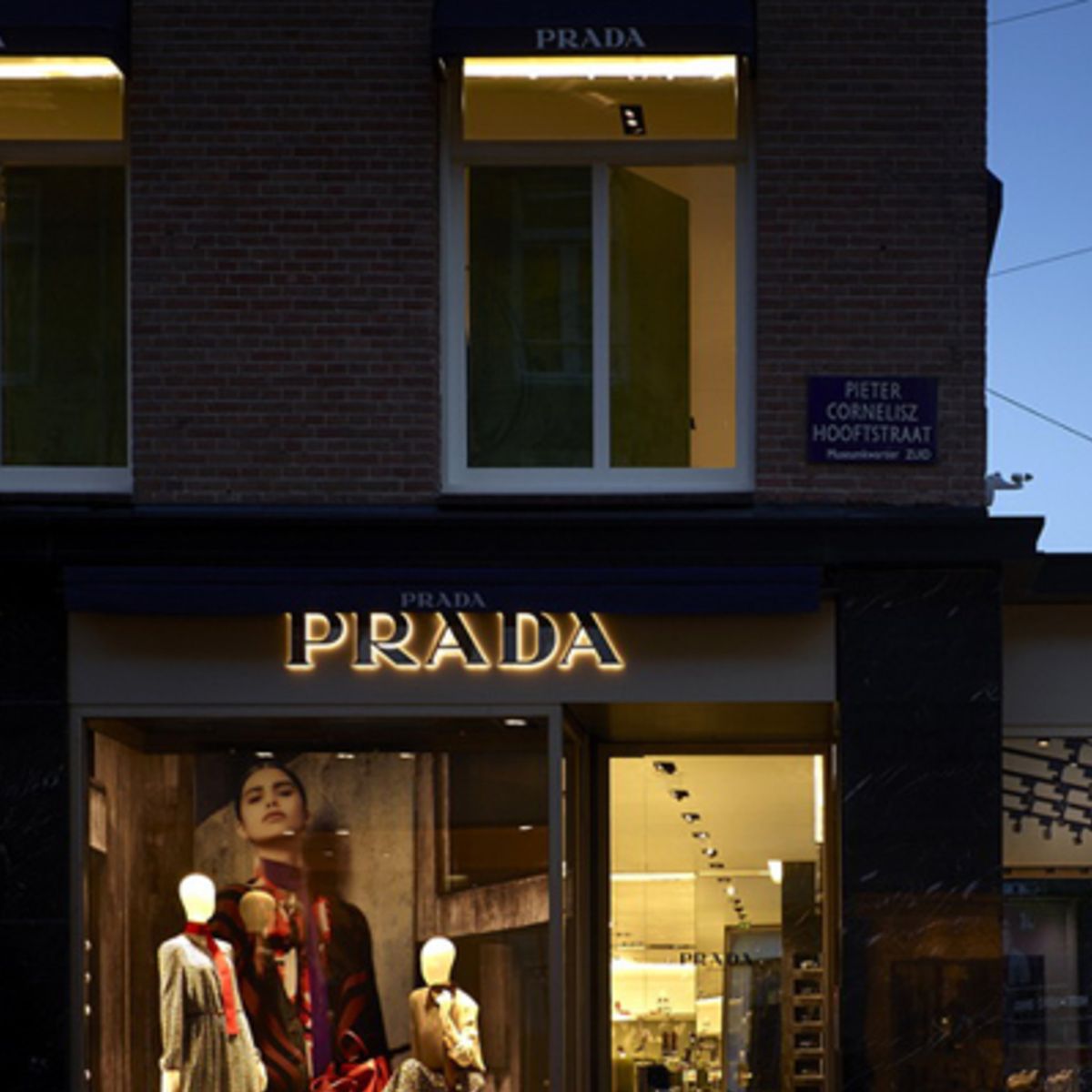 De eerste Prada-winkel Amsterdam geopend!
