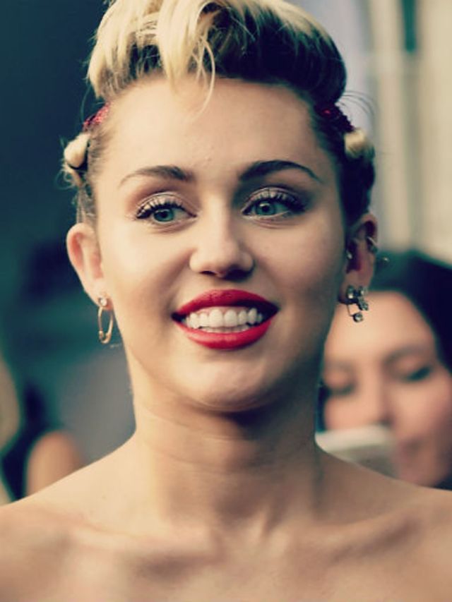 Miley-Cyrus-heeft-lang-haar-en-een-pony!-in-haar-nieuwe-MAC-campagne