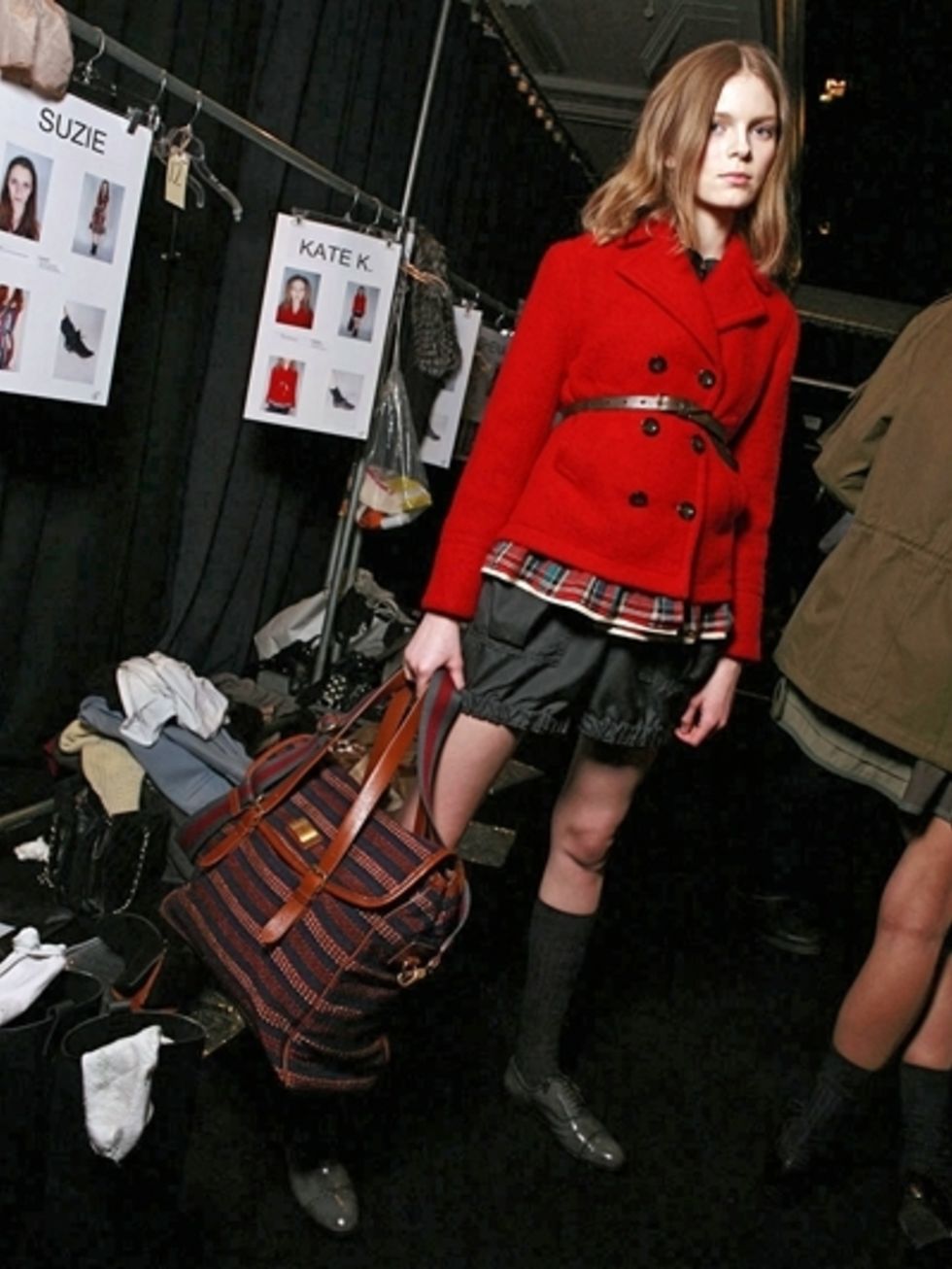 Bag, Outerwear, Human leg, Style, Street fashion, Luggage and bags, Fashion, Jacket, Boot, Knee, 