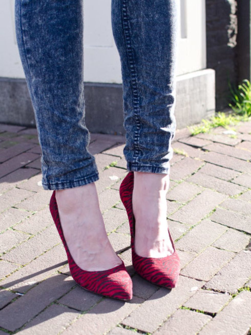 Leg, Blue, Human leg, Denim, Trousers, Jeans, Textile, Joint, Electric blue, Street fashion, 