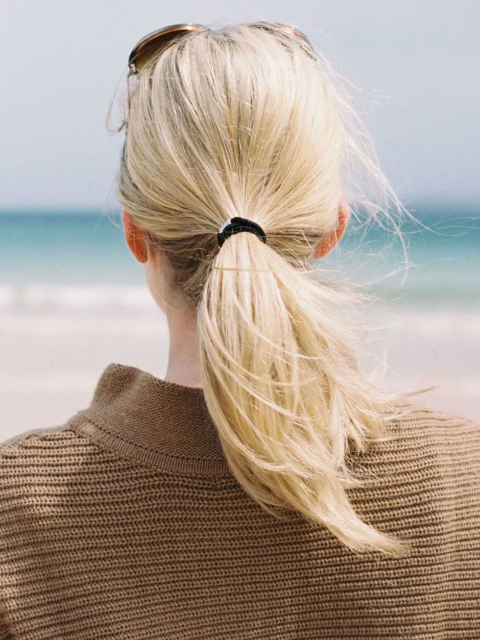 Ear, Brown, Hairstyle, Textile, Style, Hair accessory, Beauty, Neck, Sweater, Blond, 