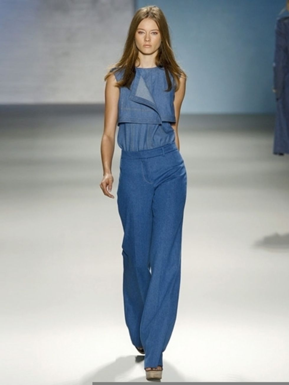 Blue, Fashion show, Sleeve, Shoulder, Runway, Standing, Joint, Waist, Style, Formal wear, 