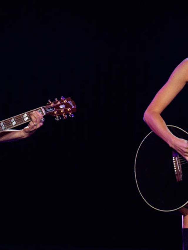 Taylor-Swift-en-Phoebe-zingen-Smelly-Cat-on-stage