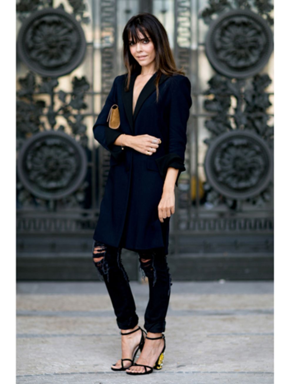 Footwear, Sleeve, Shoulder, Joint, Outerwear, Human leg, Style, Street fashion, Beauty, Sandal, 