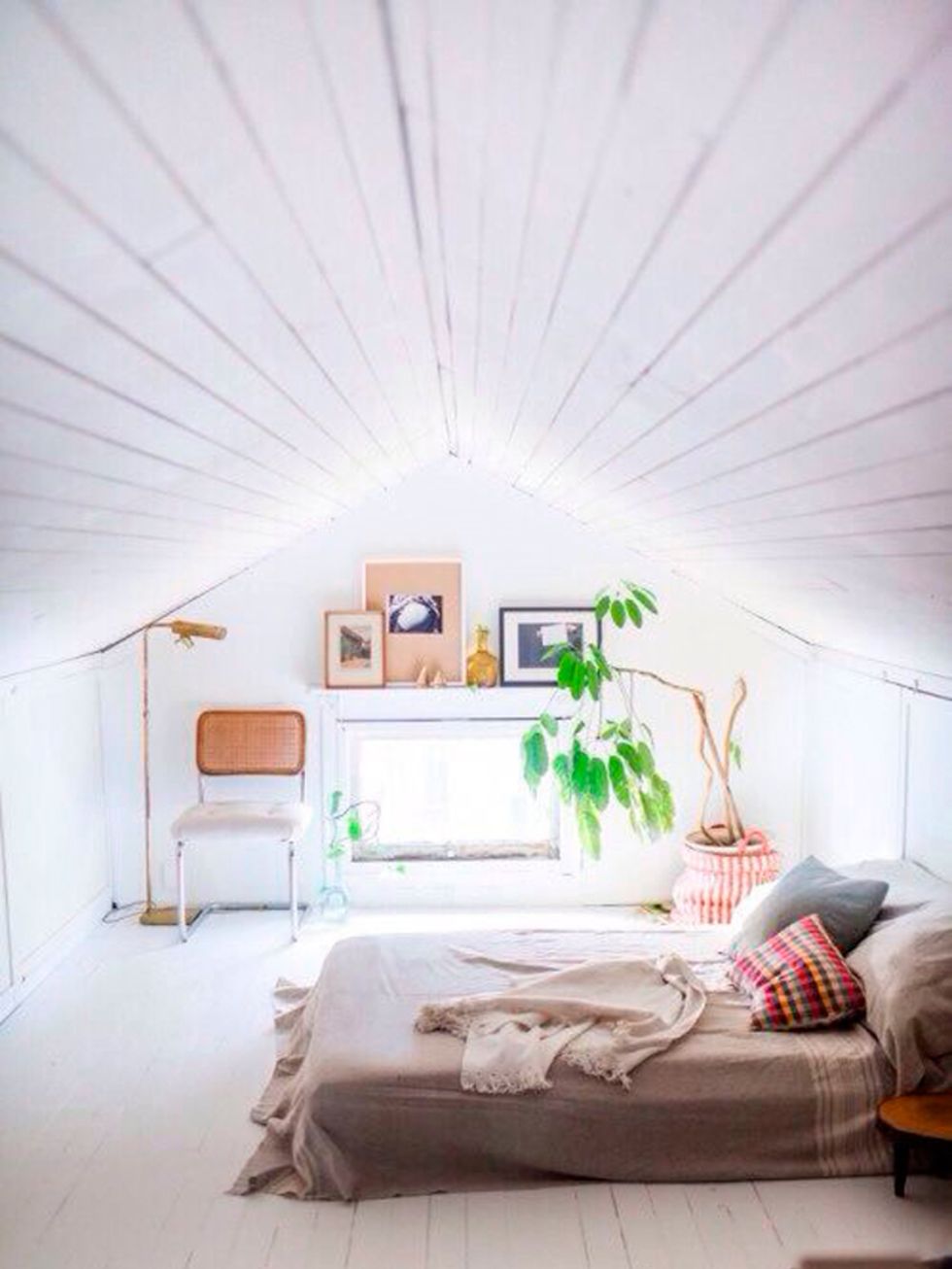 Room, Bed, Interior design, Textile, Wall, Bedding, Ceiling, Linens, Bedroom, Bed sheet, 
