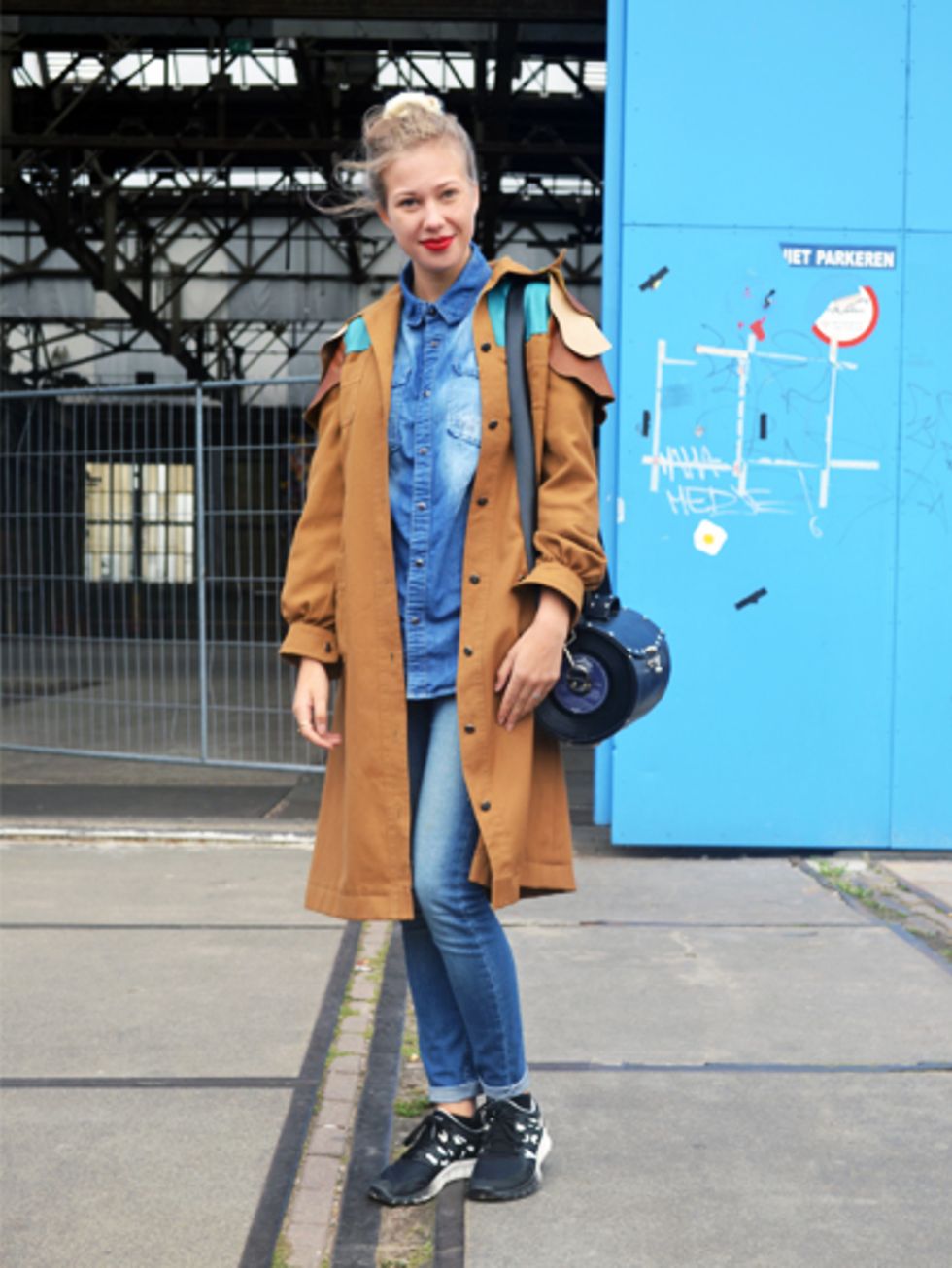 Clothing, Blue, Jacket, Trousers, Textile, Outerwear, Style, Street fashion, Bag, Electric blue, 