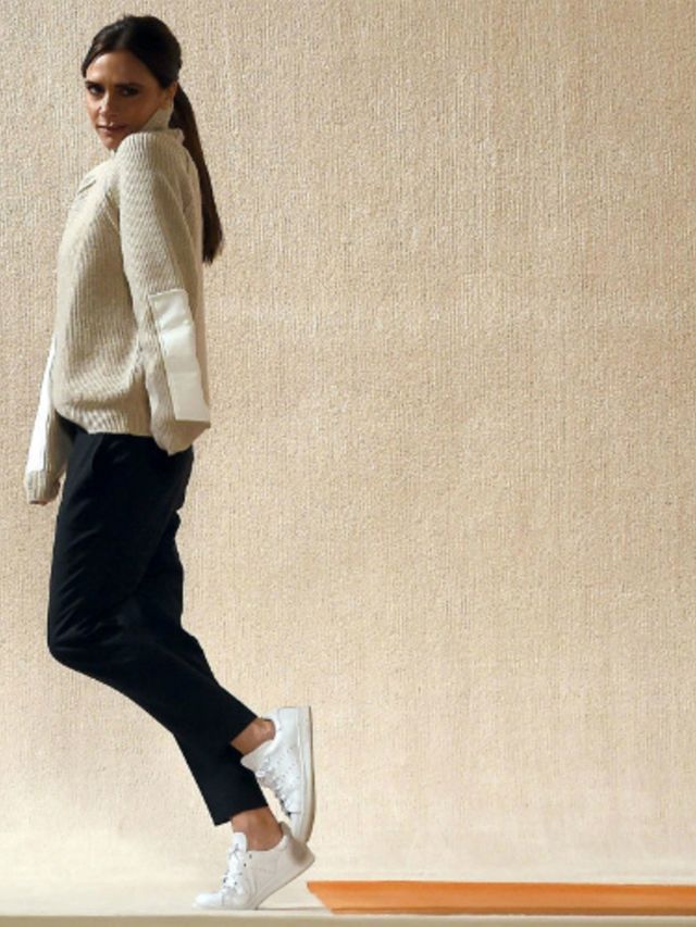 Victoria-Beckham-verruilt-shock-en-horror-haar-hoge-hakken-voor-sneakers
