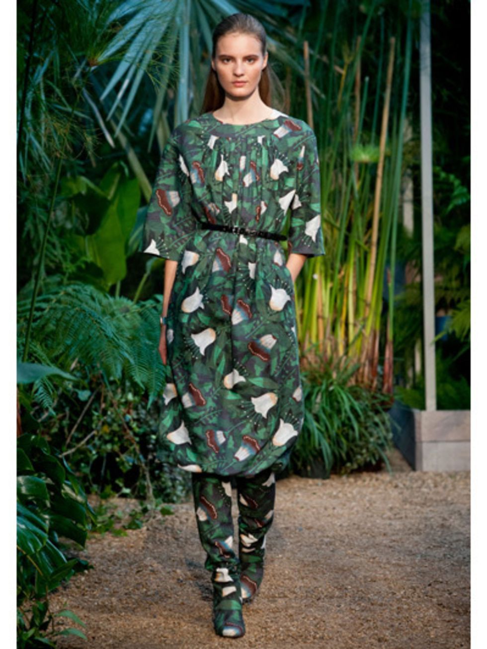 Clothing, Green, Sleeve, Dress, Pattern, One-piece garment, Street fashion, Fashion model, Day dress, Camouflage, 