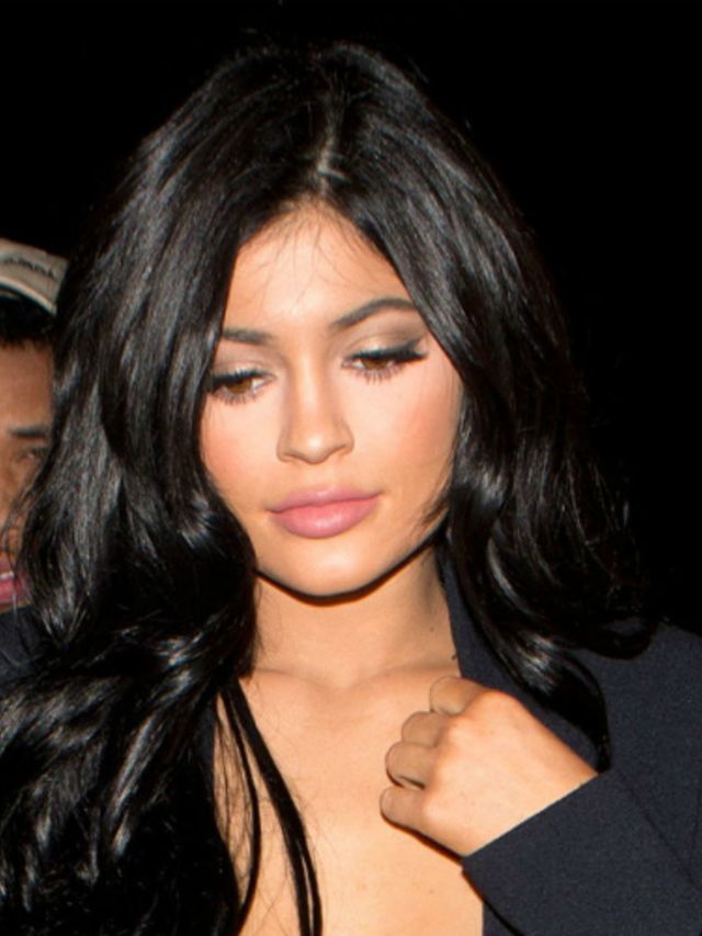 Kylie-Jenner-draagt-een-riem-als-rok-en-het-WERKT
