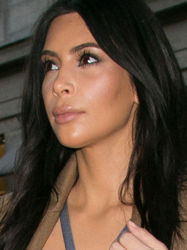 Kim-Kardashian-gaat-de-straat-op-in-een-denim-bikinitop