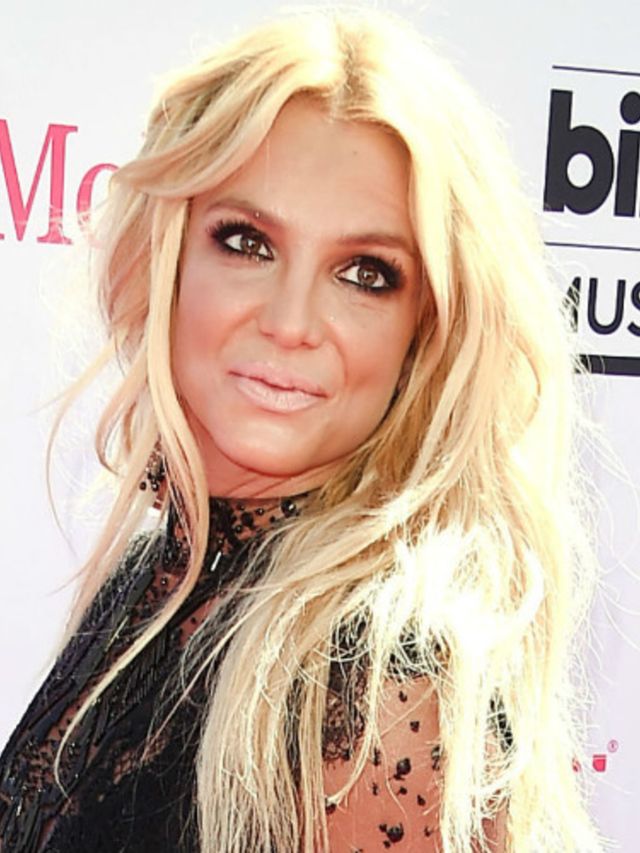 Britney-Spears-draagt-geen-broek-maar-wel-een-butt-cape-tijdens-de-Billboard-Music-Awards