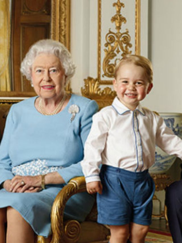 Prins-George-poseert-samen-met-Queen-Elizabeth-II-Prins-Charles-en-Prins-William-voor-een-speciaal-portret