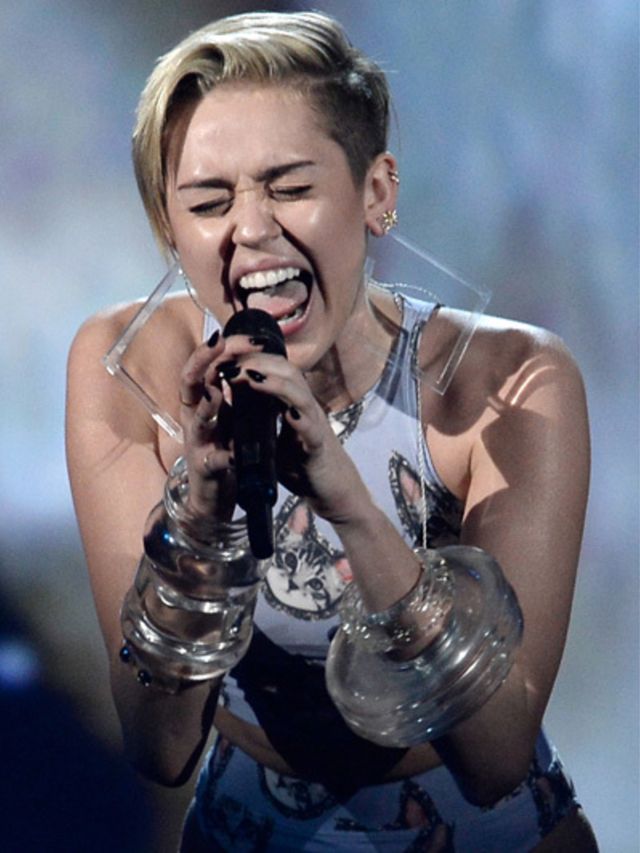 Viral-alert-Miley-en-Georgia-May-zingen-kerstliedjes