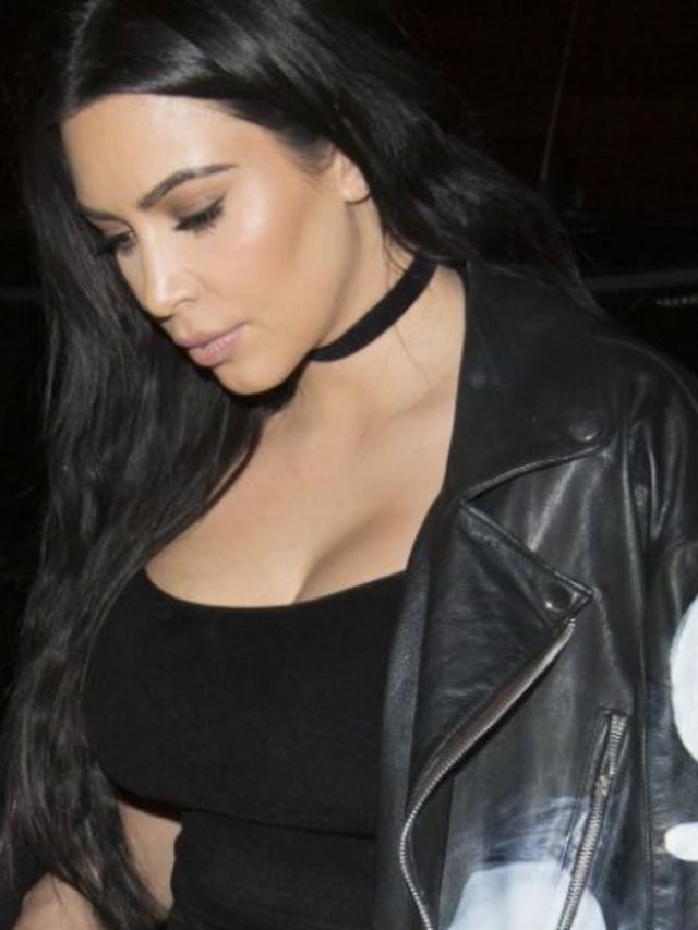 Kim-Kardashian-draagt-een-jas-die-bezaaid-is-met-Kim-Kardashians