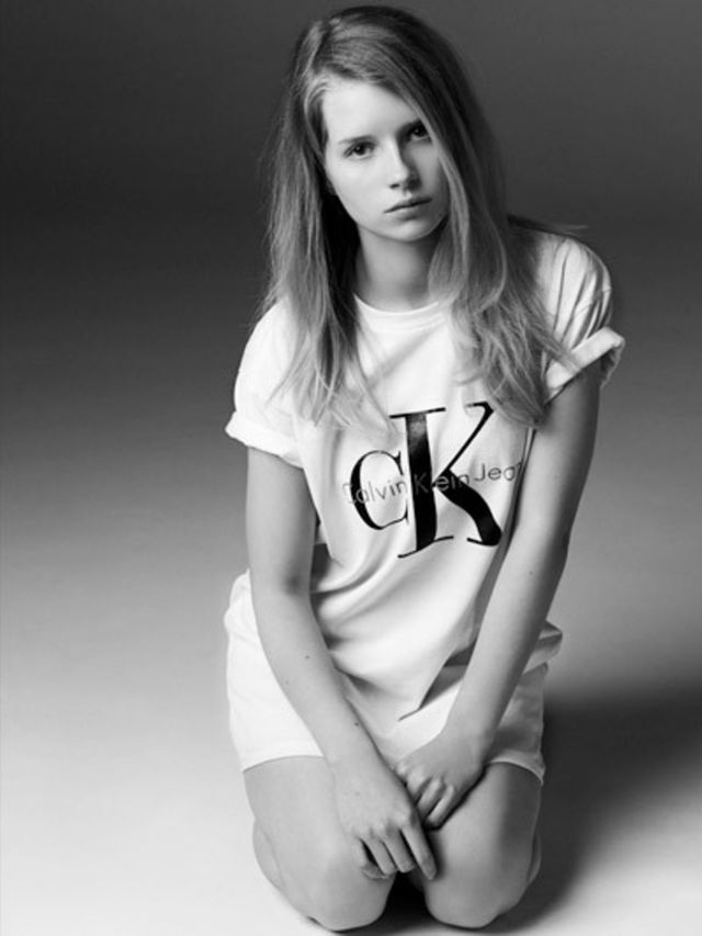 Kate-Moss-zusje-poseert-voor-nostalgische-Calvin-Klein-campagne