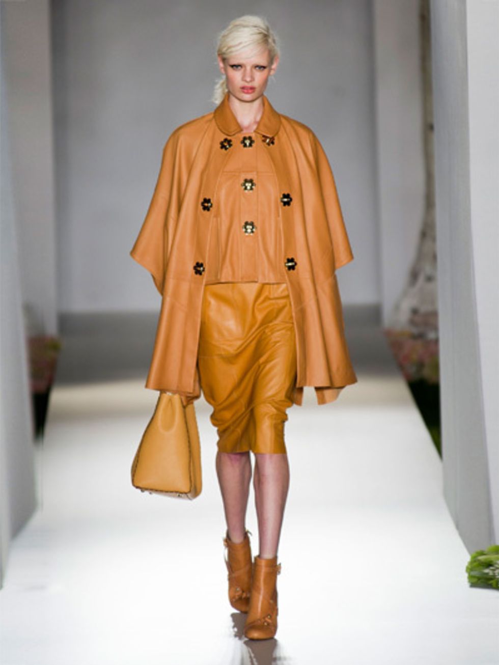 Brown, Sleeve, Human body, Textile, Fashion show, Joint, Outerwear, Style, Fashion model, Runway, 