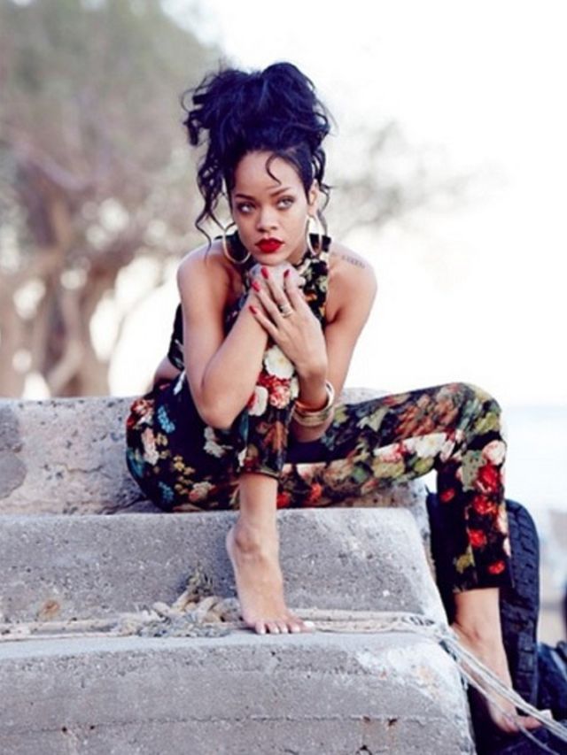 Wowsa-Rihanna-showt-zelf-haar-River-Island-kerstcollectie