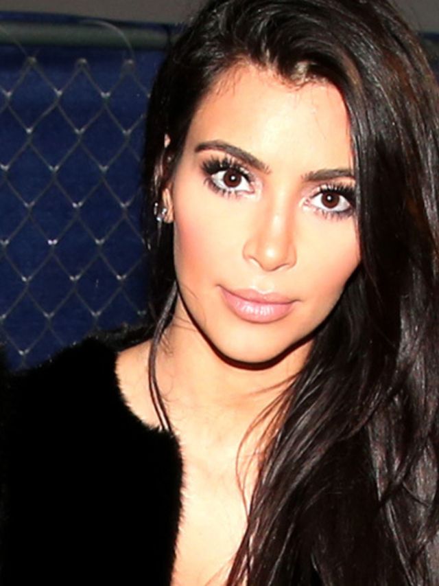 Kim-Kardashian-gaat-weer-naakt-en-knuffelt-met-n-opblaaspop