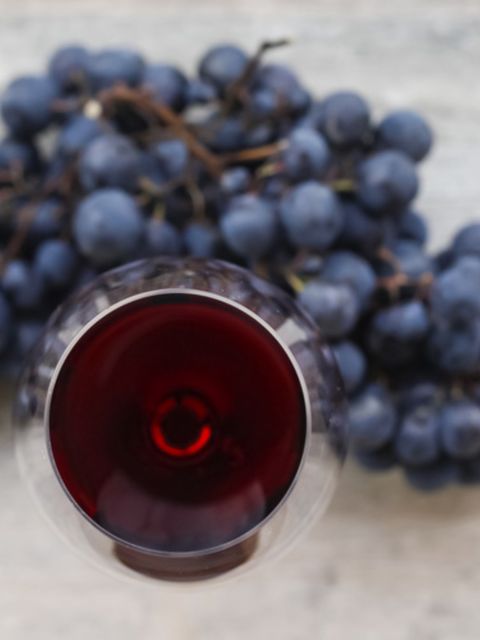 Acht Wonderbaarlijk verlegen 7 voordelen van rode wijn