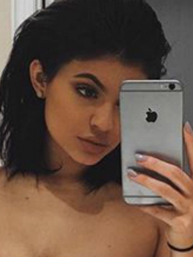 Kylie-en-Kendall-Jenner-steunen-zus-Kim-Kardashian-door-die-selfie-na-te-doen