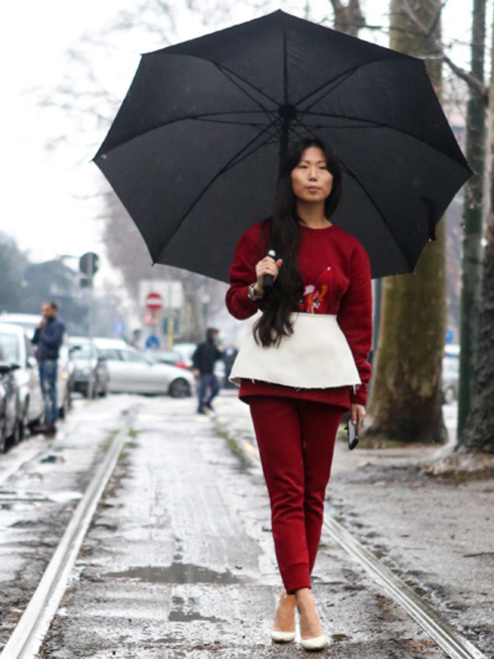 Umbrella, Sleeve, Winter, Textile, Human leg, Outerwear, Street, Street fashion, Fashion, Pedestrian, 