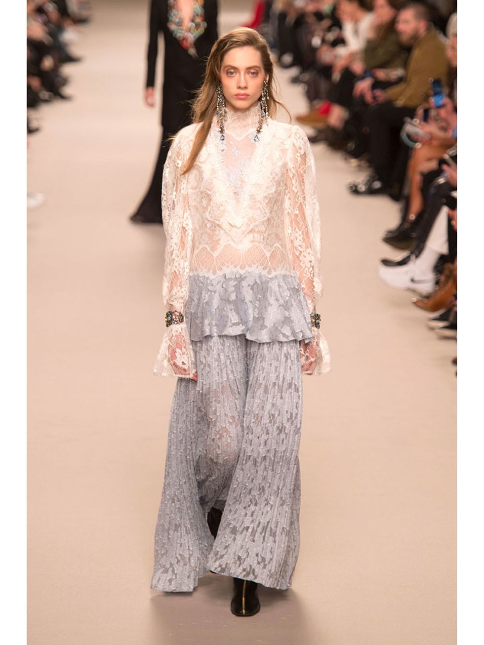 <p>Lanvin a/w 2016</p><p>Kant, bloemen en ruches van Rodarte tot Alberta Ferretti; koele kikker die er niet voor valt.</p>