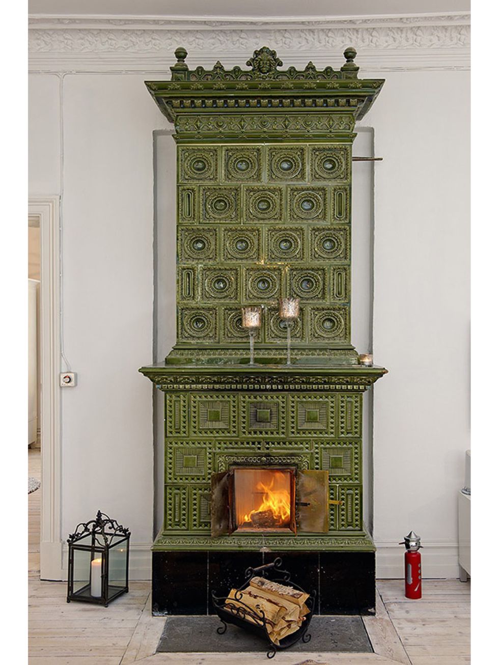 Wall, Hearth, Gas, Fireplace, Heat, Rectangle, Fire screen, Flame, Molding, Building material, 