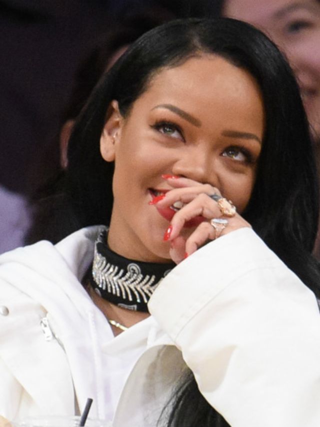 Rihanna-showt-een-bizarre-nieuwe-manier-om-je-tas-te-dragen