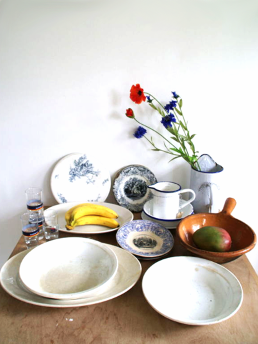 Serveware, Dishware, Porcelain, Tableware, Ceramic, Petal, Still life photography, Plate, Fruit, earthenware, 