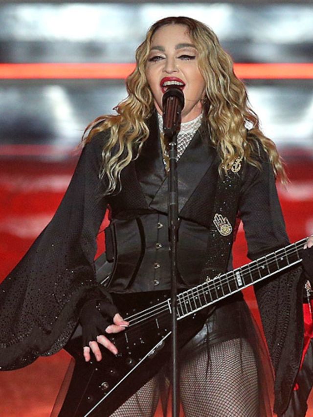 Shock!-Madonna-trekt-de-top-van-een-fan-naar-beneden-en-ontbloot-haar-borst