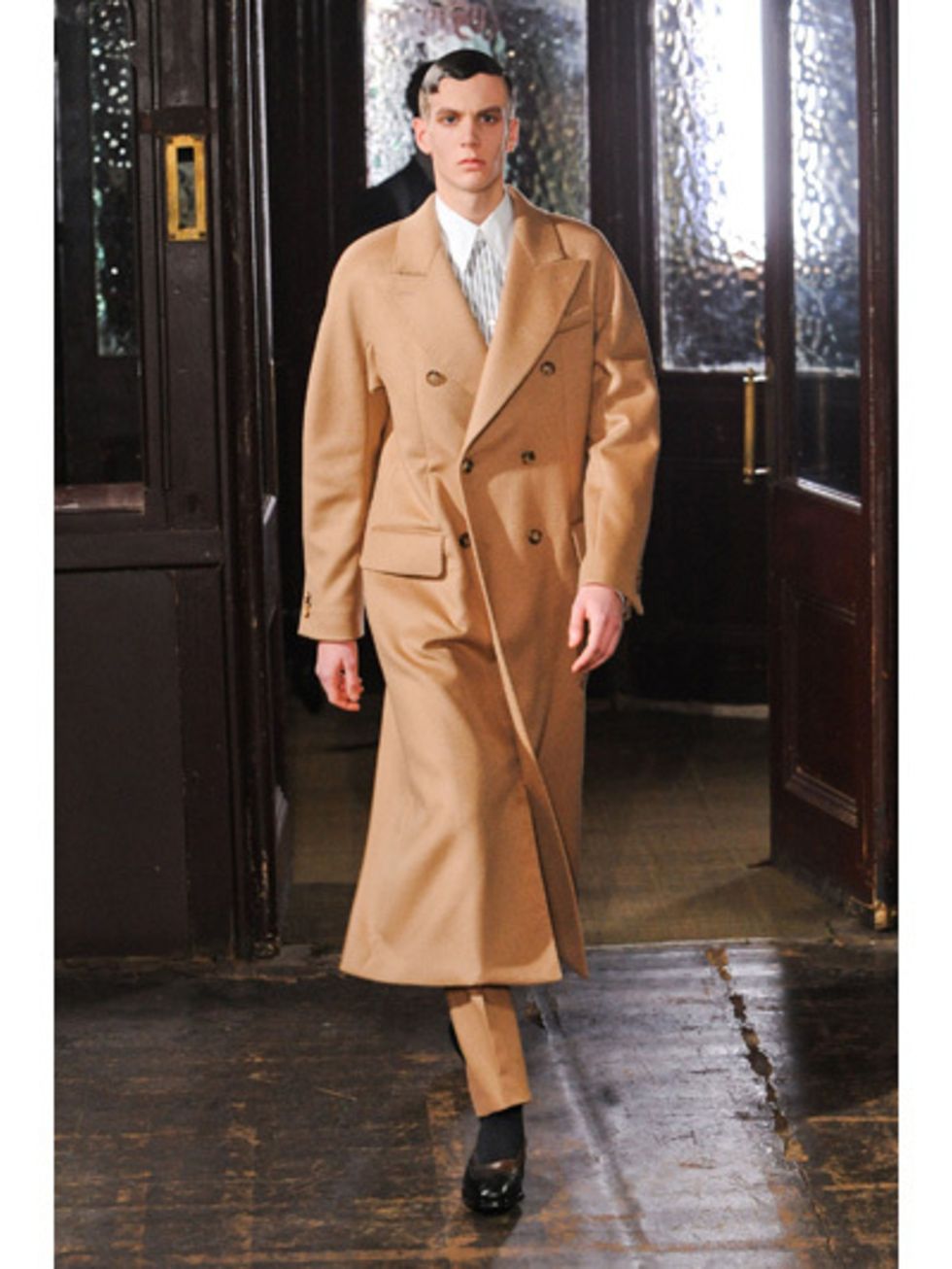 Coat, Sleeve, Textile, Collar, Outerwear, Overcoat, Formal wear, Blazer, Street fashion, Fashion, 