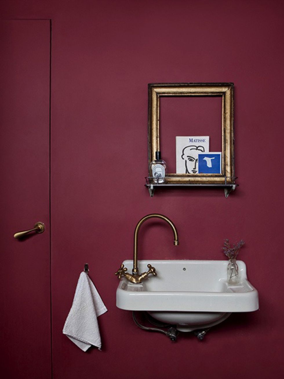 Bathroom sink, Property, Plumbing fixture, Tap, Wall, Room, Door, Sink, Household hardware, Mirror, 