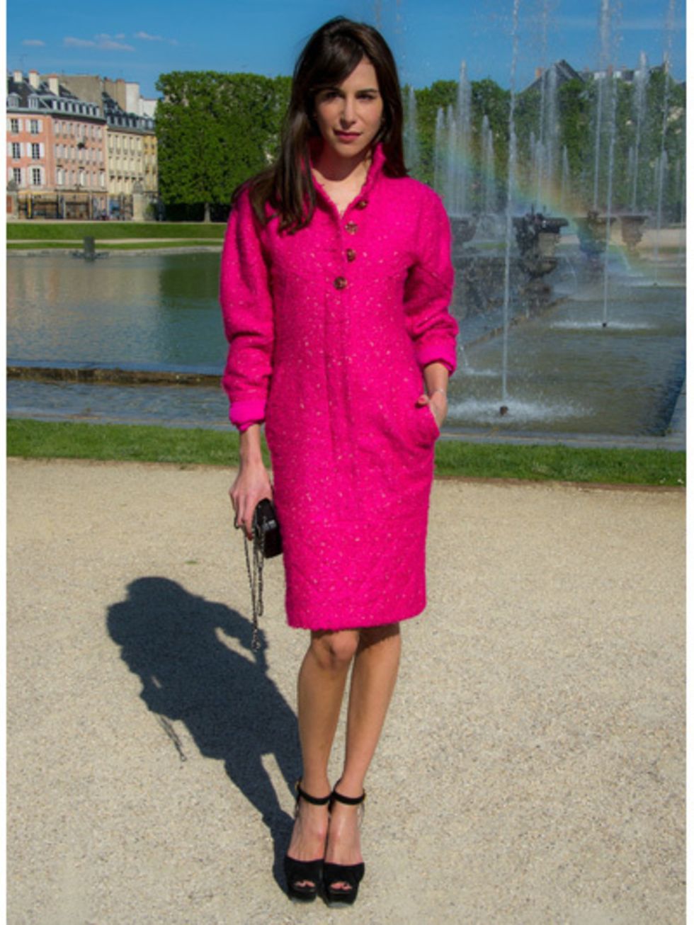 Clothing, Magenta, Pink, Fountain, Fashion accessory, Street fashion, Beauty, Foot, Water feature, One-piece garment, 