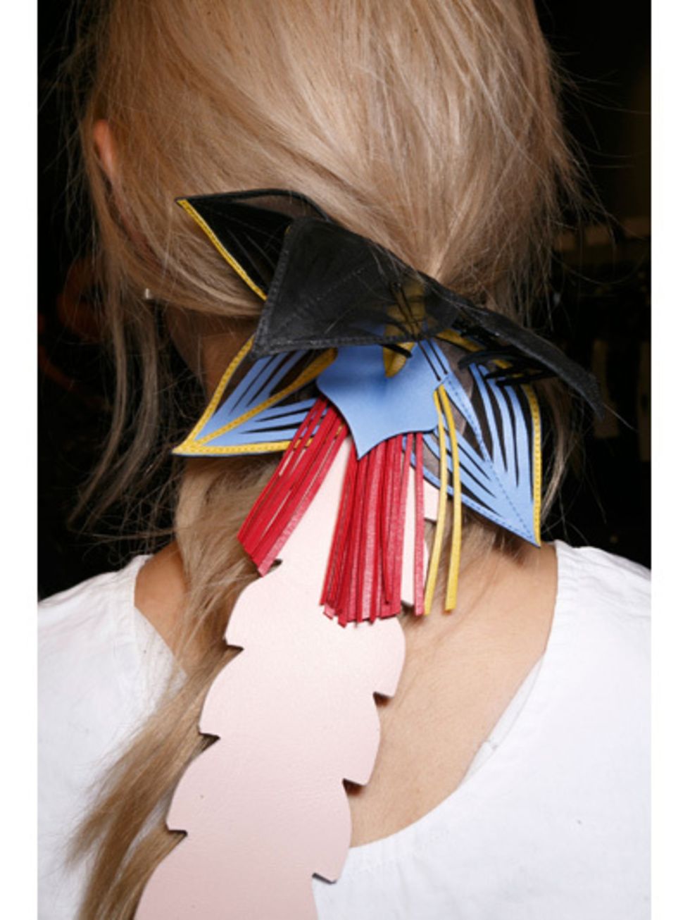 Hairstyle, Costume accessory, Neck, Blond, Brown hair, Feather, Long hair, Fashion design, Hair accessory, Hair coloring, 