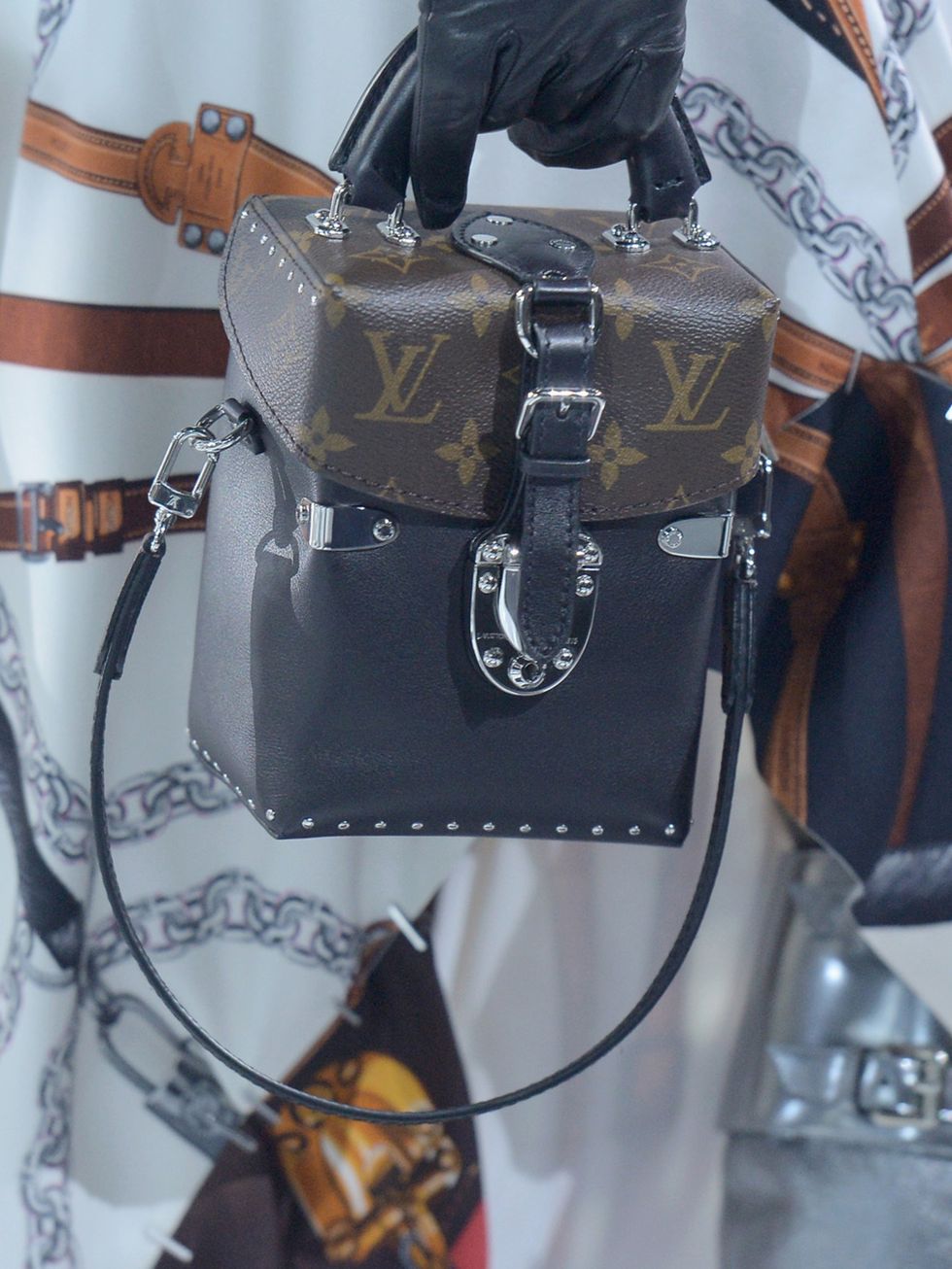 Bag, Fashion, Shoulder bag, Leather, Fashion design, Strap, Silver, Label, Brand, Retail, 