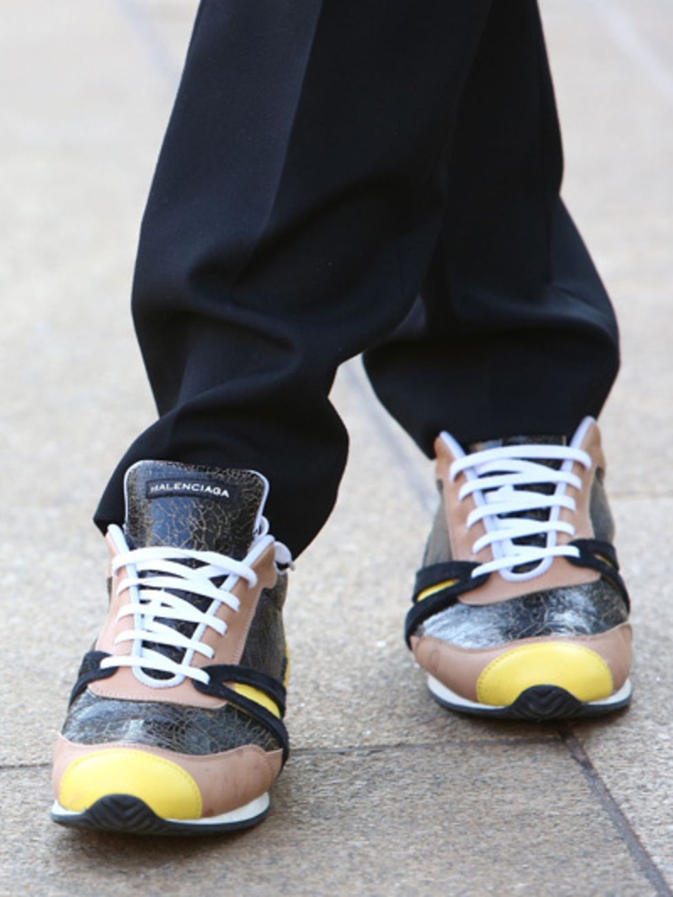 Footwear, Human leg, Joint, Fashion, Grey, Knee, Street fashion, Athletic shoe, Close-up, Sock, 