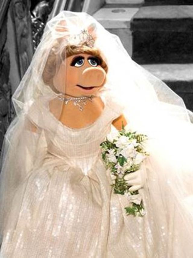 ELLEloves-Vivienne-Westwood-maakt-trouwjurk-voor-Miss-Piggy