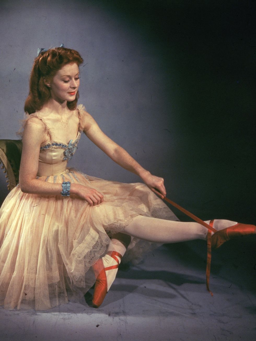 <p>Na het aanpassen van een stel rode balletschoenen kon ballerina Moira Shearer niet meer stoppen met dansen in de klassieke Britse film <i data-redactor-tag="i">The Red Shoes.</i></p>