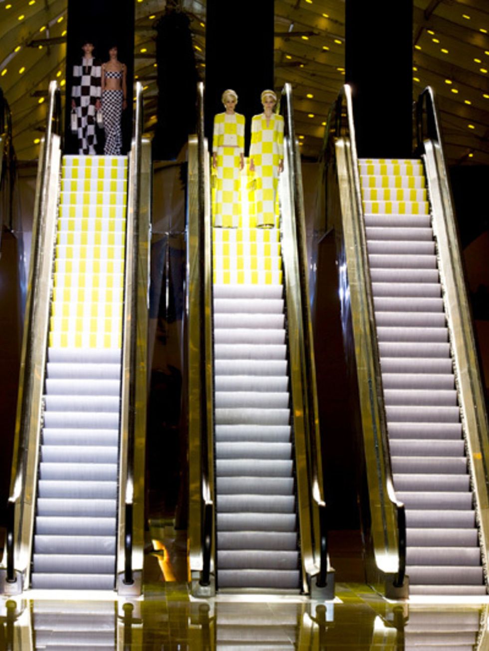 Yellow, Infrastructure, Stairs, Line, Light, Escalator, Parallel, Symmetry, Handrail, Steel, 