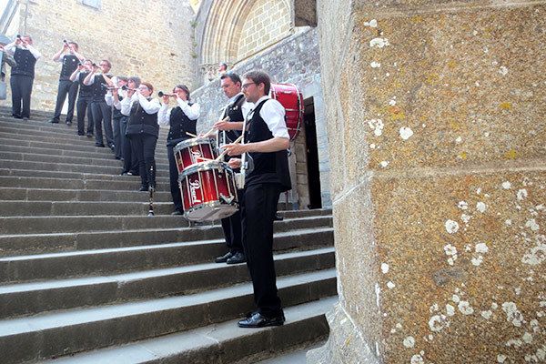 Stairs, Standing, Drum, Uniform, Marching percussion, Arch, Pedestrian, Marching band, Musical ensemble, Crew, 