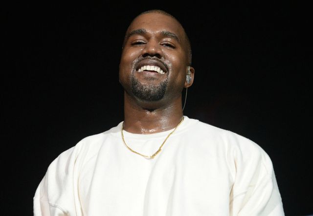 Kanye-West-duikt-in-zijn-nieuwe-videoclip-het-bed-in-met-12-sterren