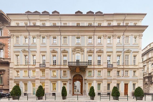 Facade, Building, Palace, Mixed-use, Classical architecture, Urban design, Door, Official residence, Symmetry, Town square, 