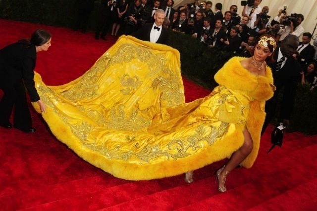 Yellow, Event, Formal wear, Flooring, Tradition, Gown, Carpet, Costume design, Costume, Ceremony, 