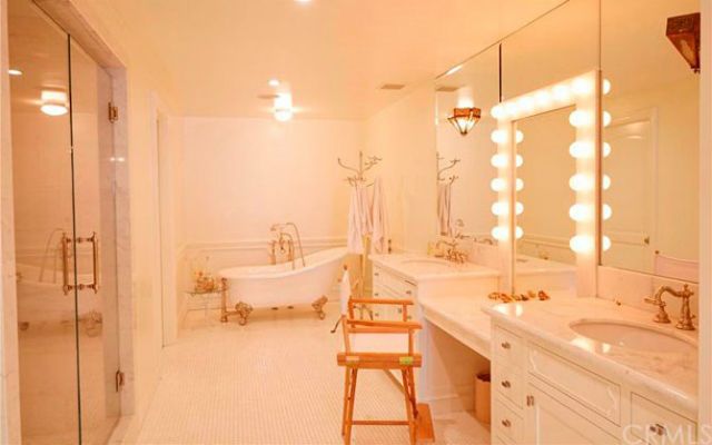 Lighting, Room, Interior design, Property, Floor, Bathroom sink, Plumbing fixture, Wall, Bathroom cabinet, Light fixture, 
