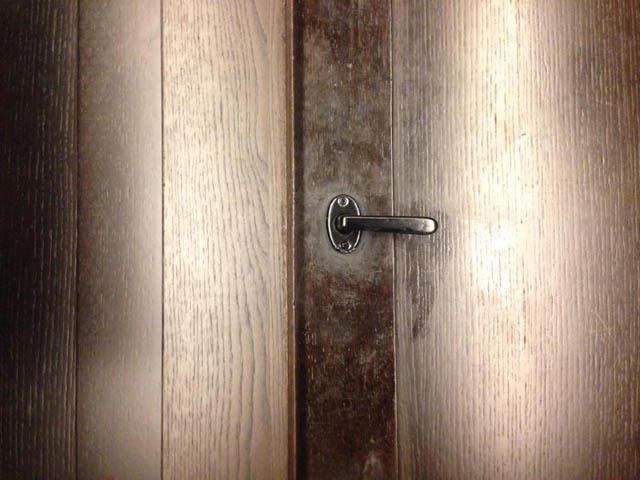 Wood, Hardwood, Wood stain, Door, Fixture, Household hardware, Handle, Metal, Plywood, Door handle, 