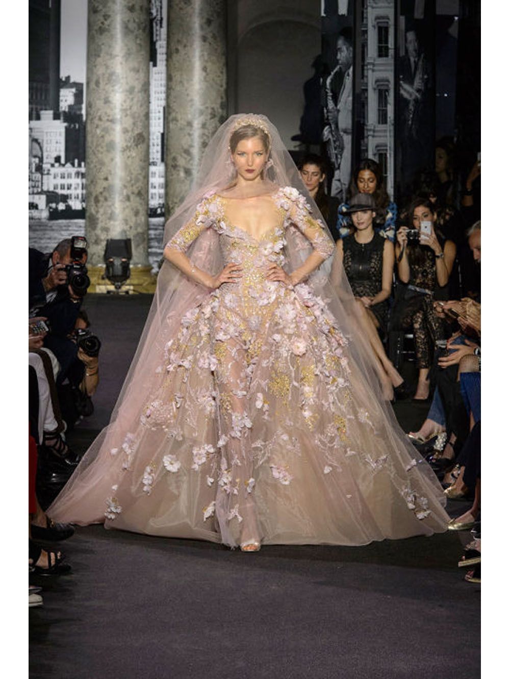 Kaarsen neef Proficiat 66(!) buitengewoon mooie bruidsjurken van Parijs Couture Week