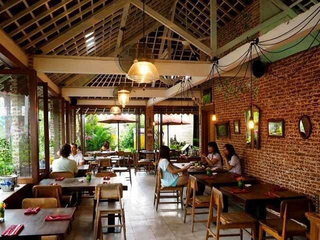 Lighting, Table, Furniture, Ceiling, Restaurant, Beam, Light fixture, Houseplant, Cafeteria, Brick, 