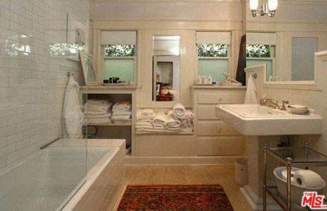 Room, Interior design, Architecture, Floor, Property, Plumbing fixture, Bathroom sink, Flooring, Wall, Home, 
