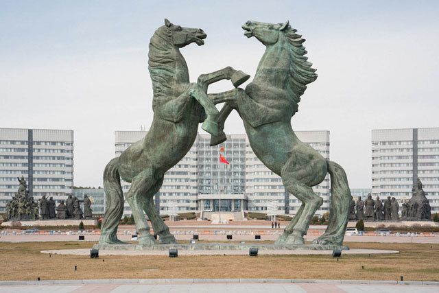 Sculpture, Vertebrate, Horse, City, Public space, Landmark, Tower block, Urban area, Statue, Stallion, 